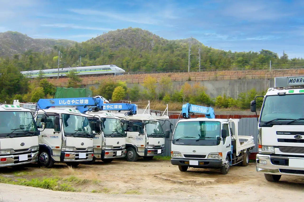 積載車が並んでいる様子